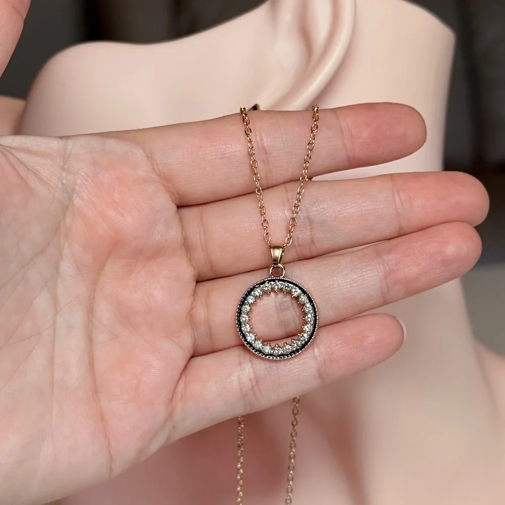 ⚜️ Elegant Gold and Silver Circle Pendant Necklace